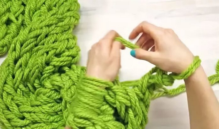 Вяжем модный шарф своими руками всего за 30 минут без спиц!