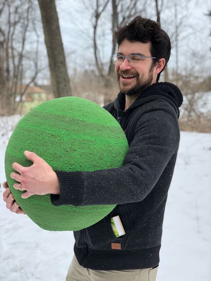Мужчина много месяцев собирал огромный шар из 42 тысяч спичек, чтобы в итоге его сжечь (Видео)