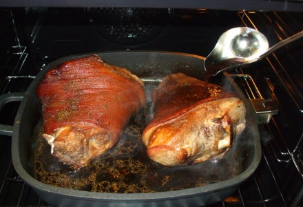 Свиная рулька, запеченная в духовке с медом, приправами и соевым соусом