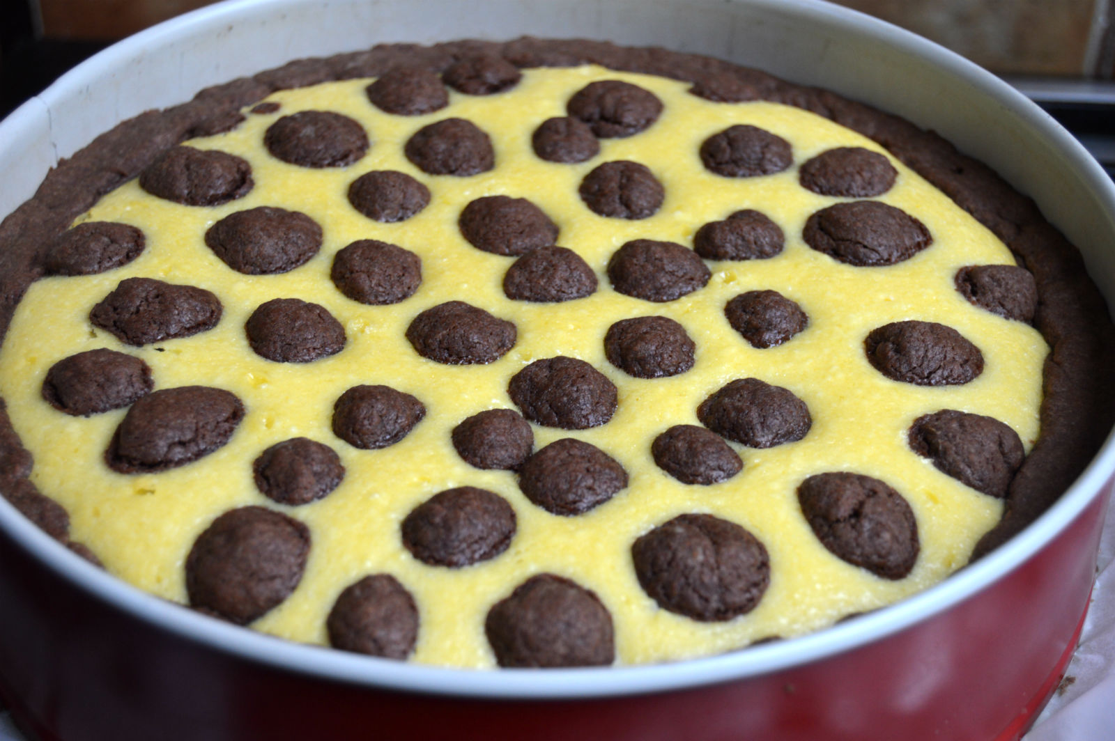 Творожное пирожное с шоколадными шариками – порадуйте себя и своих близких кусочком этой романтической нежности…
