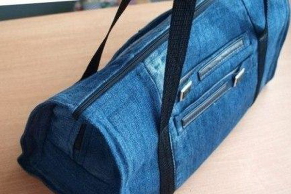 Удобная дорожная сумка из старых джинсов…