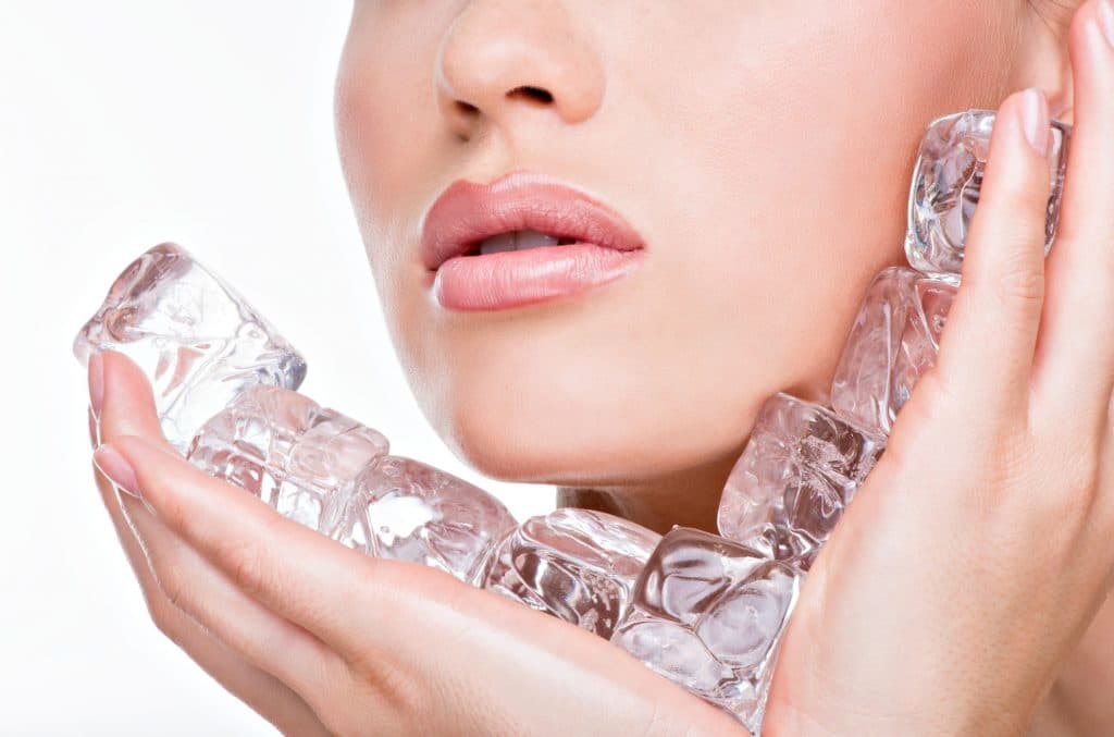 Секрет Снежной королевы: 10 полезных свойств кубиков льда для кожи лица