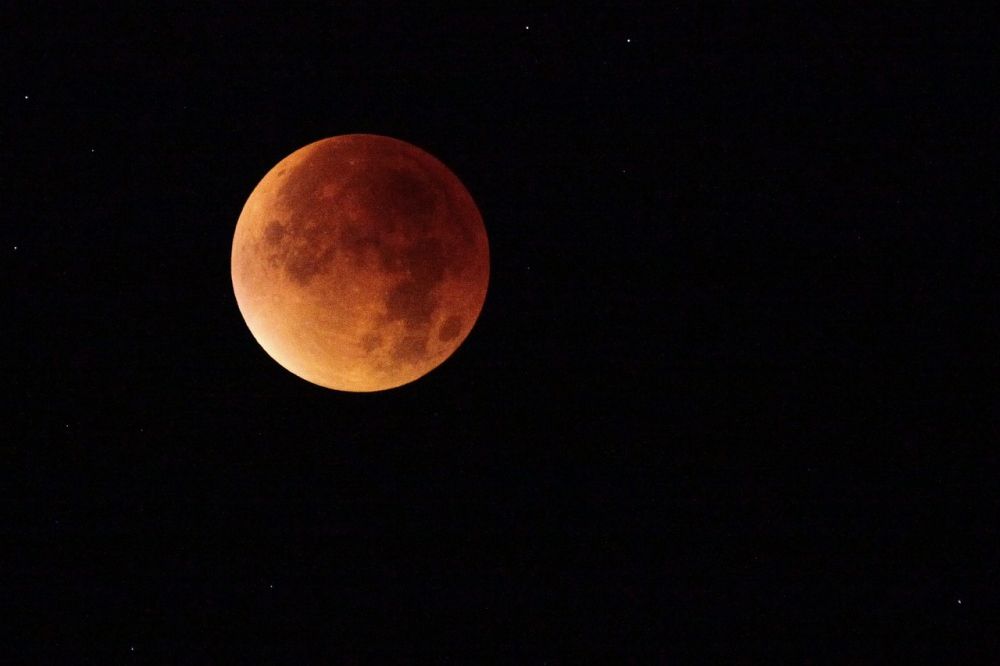 ″Кровавая луна″: Завтра будет самое длинное лунное затмение в этом столетии