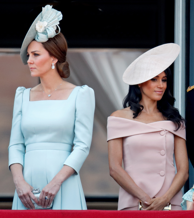2 причины, по которым женщины из королевской семьи всегда носят с собой клатчи