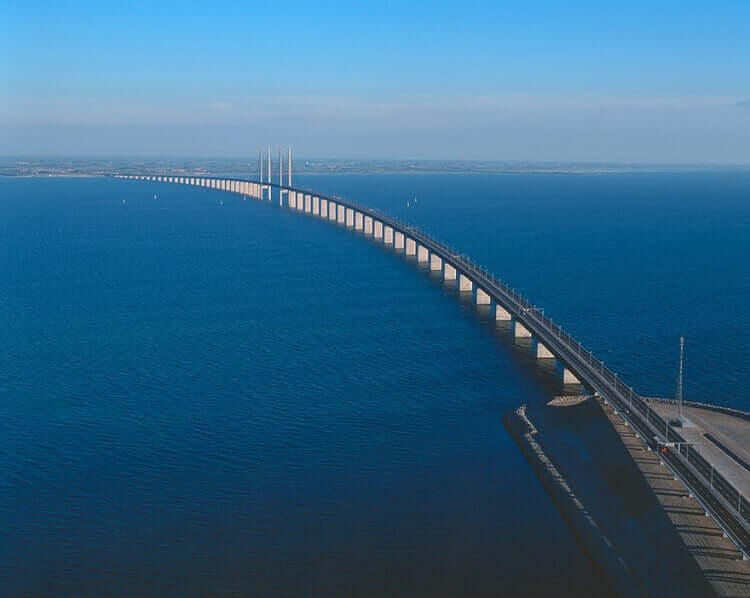 Этот мост превращается в подводный тоннель, соединяя Данию и Швецию