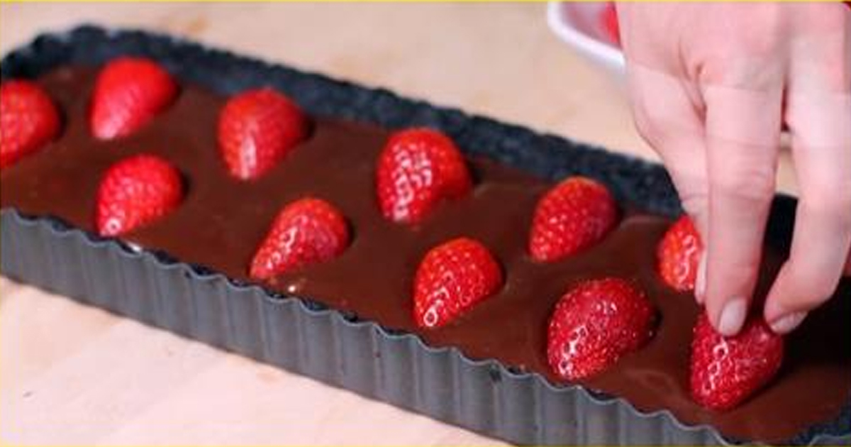Обалденный шоколадно-клубничный торт без выпечки! Готовить 15 минут