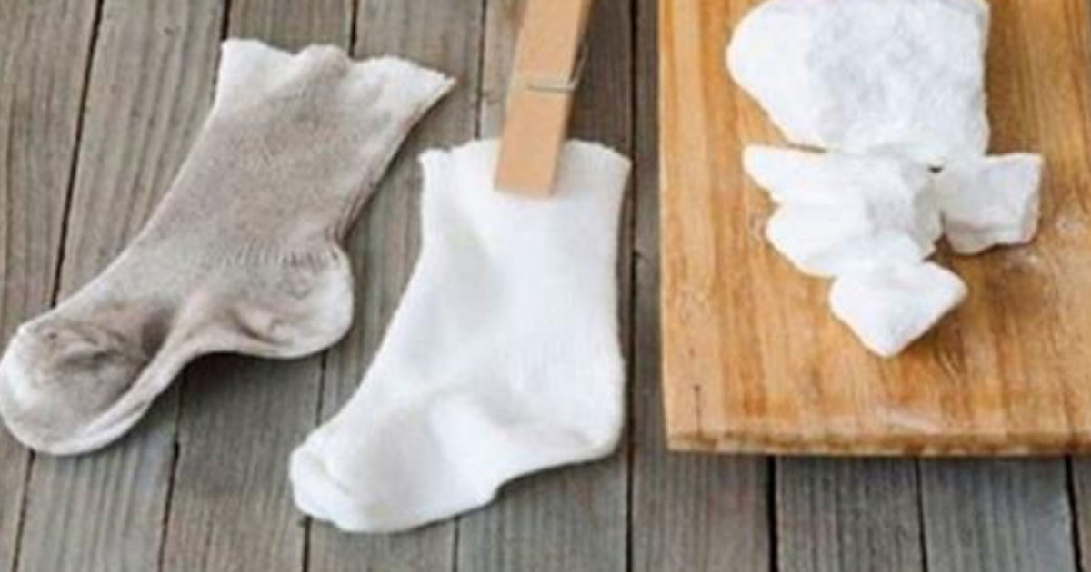 2 простых способа: как вернуть белоснежный цвет носкам, майкам и футболкам