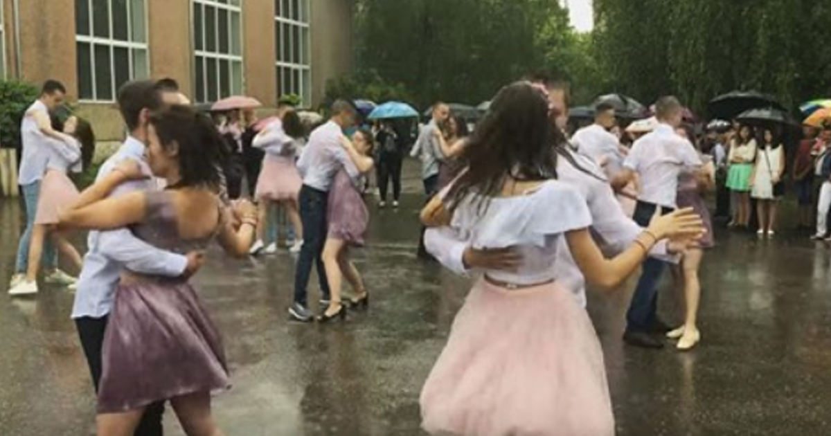 Интернет тронул танец выпускников под дождем. Как красиво выступили!