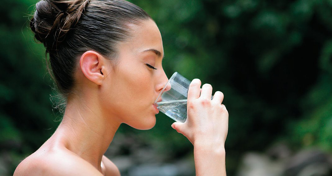 Пить много воды не нужно! Мнение врачей о том, как и когда пить воду стоит на самом деле