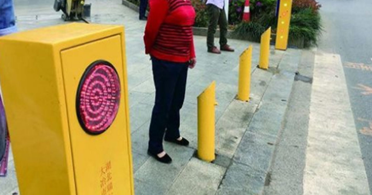 В Китае придумали жесткий метод отучить людей переходить дорогу на красный свет