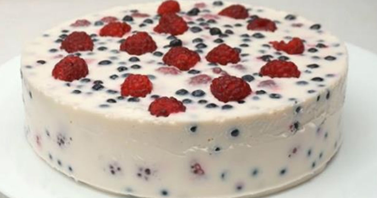 Вкусный ягодный тортик без выпечки: готовится за 15 минут