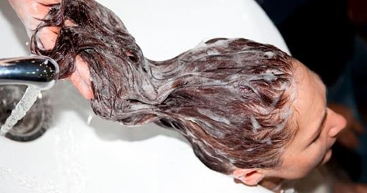 Три маленькие хитрости при мытье головы от специалиста, которые делают волосы блестящими и здоровыми