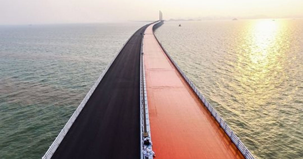 В Китае открыли самый длинный морской мост в мире. Он красив и шикарен, но его уже раскритиковали