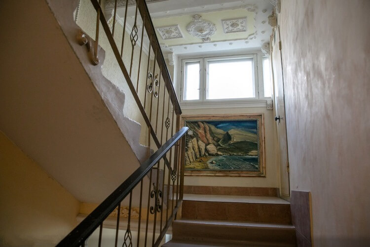 В Ростове-На-Дону жильцы одного из домов превратили обычный подъезд в произведение искусства
