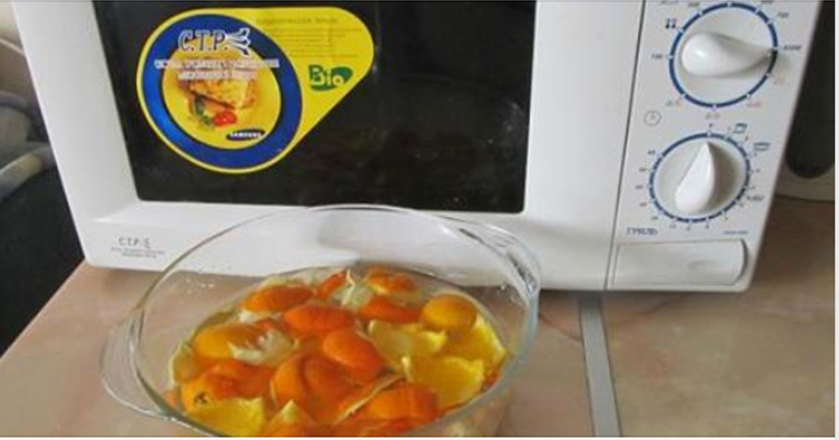 Очищаем микроволновку апельсиновыми корками