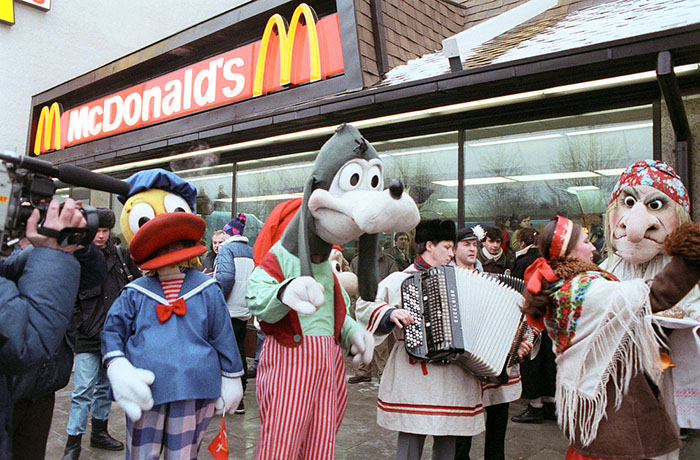 Первый McDonald’s в Москве открылся в 1990 году. 27 фото о том, насколько безумно это было