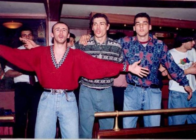 Скованные одним свитером: как в 90-е сходили с ума по одинаковой одежде