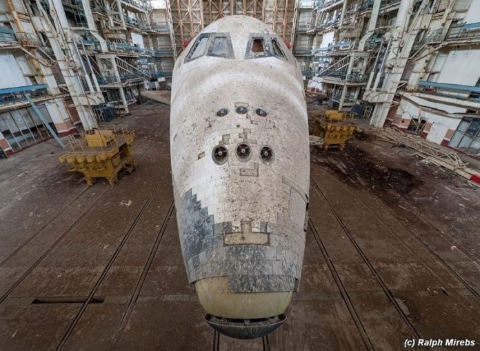 Путешествуя по Казахстану, фотограф наткнулся на заброшенный ангар для космических кораблей
