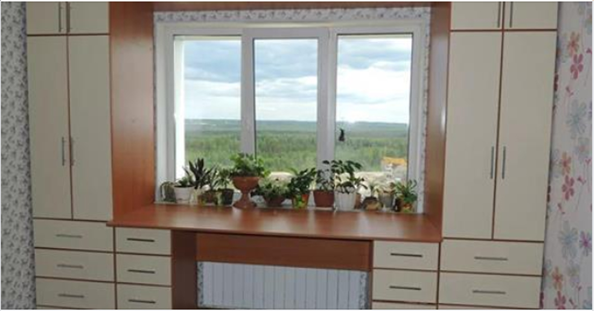 Шкафы вокруг окна — это не только красиво, но и очень практично. Идеи для вдохновения