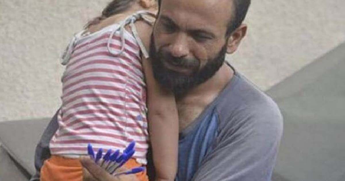 Мужчина с дочерью продавали ручки на улице для того, чтобы выжить