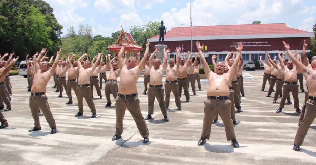 В Таиланде пухлых полицейских отправили в лагерь — сгонять лишний вес