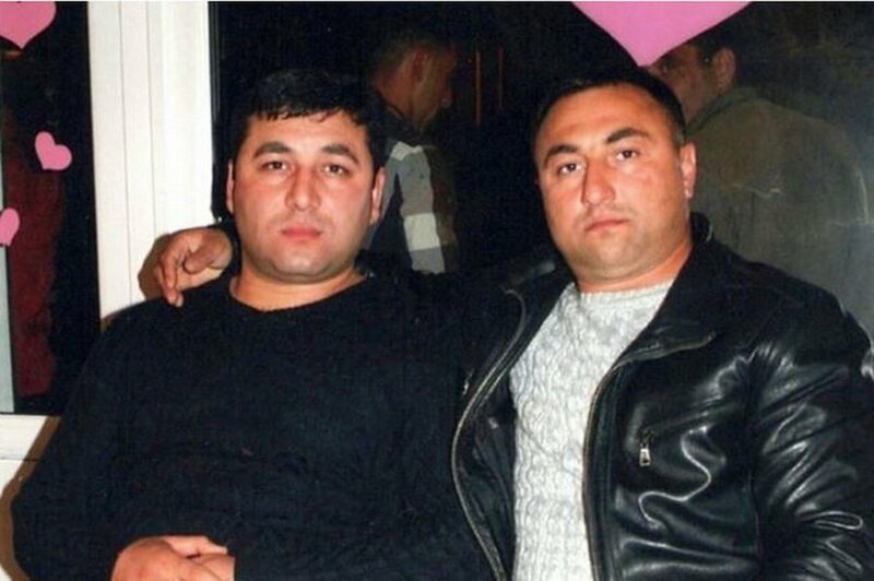 Видео, как двое азербайджанцев спасли семью из горящего автомобиля