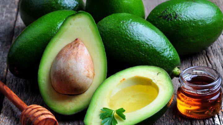 10 полезных масок для лица из авокадо