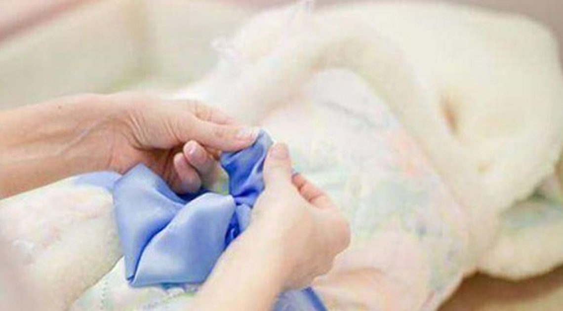 На выписке из роддома медсестра отдала ей малыша, женщина сразу поняла — в конверте не ее ребенок
