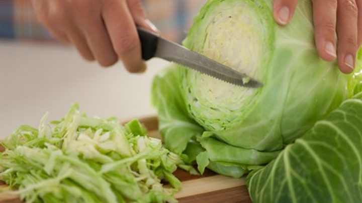 Как из капусты приготовить вкусный салат? 3 варианта