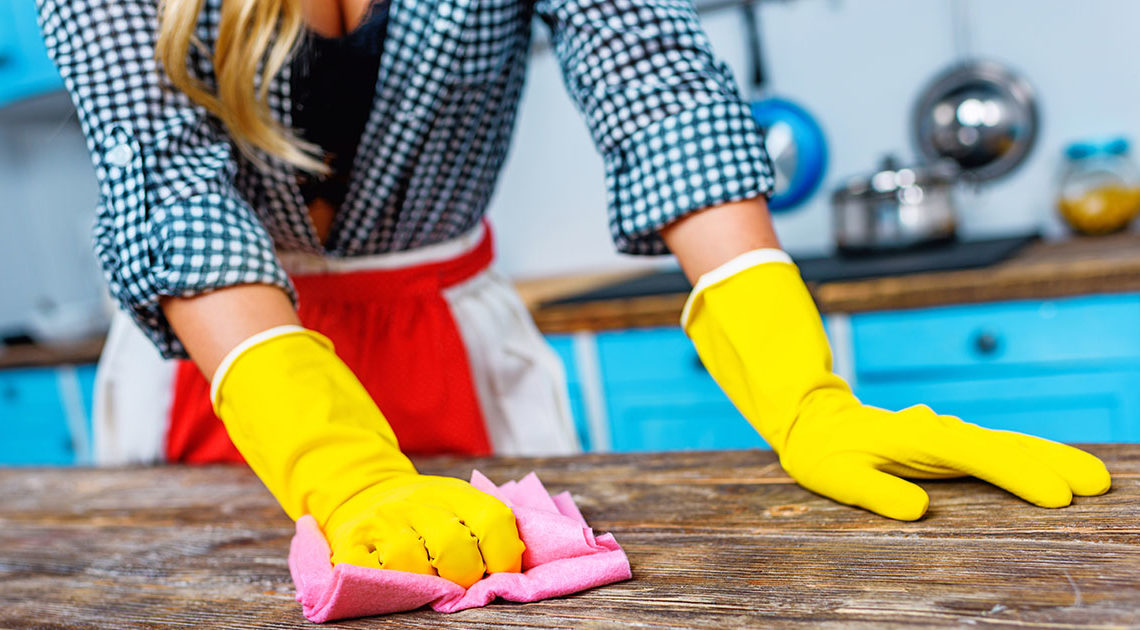 Женщине нужно научиться любить уборку. Это полезно для ее дома