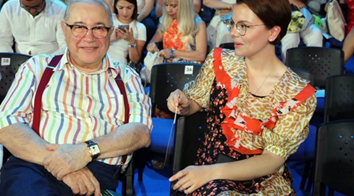 «Босоногие и влюбленные»: молодая жена Петросяна выложила фото с 78-летним мужем и сыном