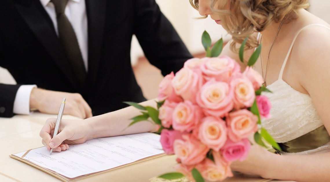 Зачем женщинам менять фамилию во время регистрации брака? Это уже устарело