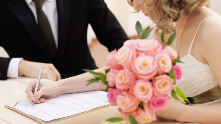 Зачем женщинам менять фамилию во время регистрации брака? Это уже устарело