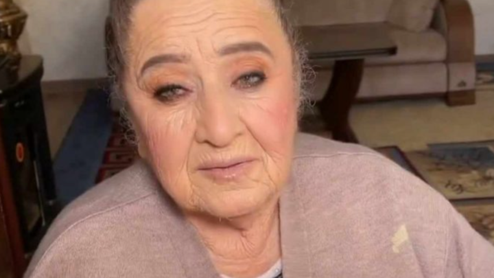 Бабушка, которой 80 лет, плакала от счастья, глядя на себя помолодевшую после работы визажиста