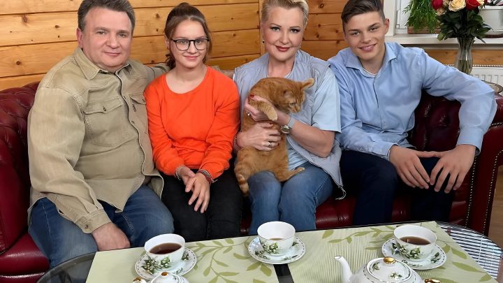 Дочь выпускница, а сын уже выше матери: Какими стали дети Суханкиной
