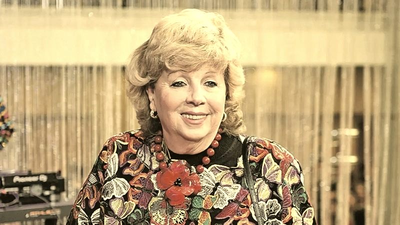 В свои 80 лет продолжает давать концерты и жить на полную