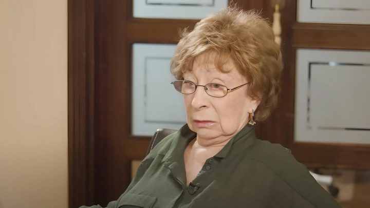 “Всю жизнь была легендарной артисткой, а превратилась в не пойми что” — Ахеджакова перед критиками