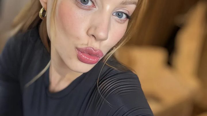 У Тины Кароль на сцене порвалась обувь. Наверное, она ее покупала на AliExpress