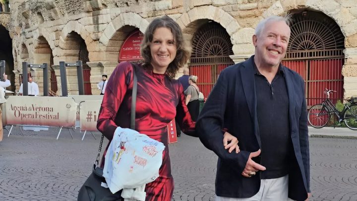 Стройная фигура, длинные ноги и откровенные шорты Кляйн вызывают не только восхищение ее физической формой в достаточно зрелом возрасте…