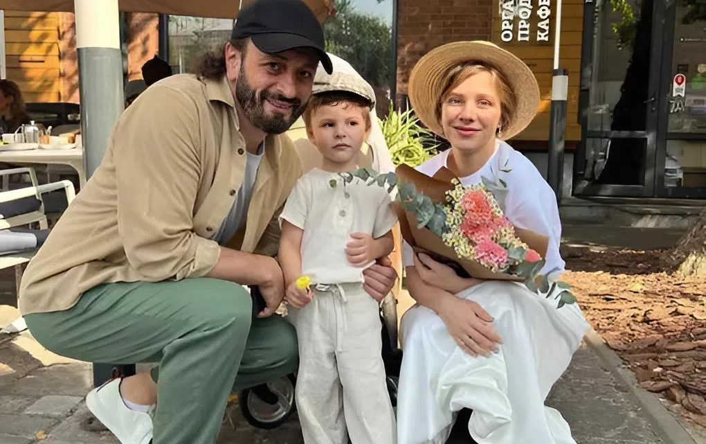 Решилась показать публике свою дочь