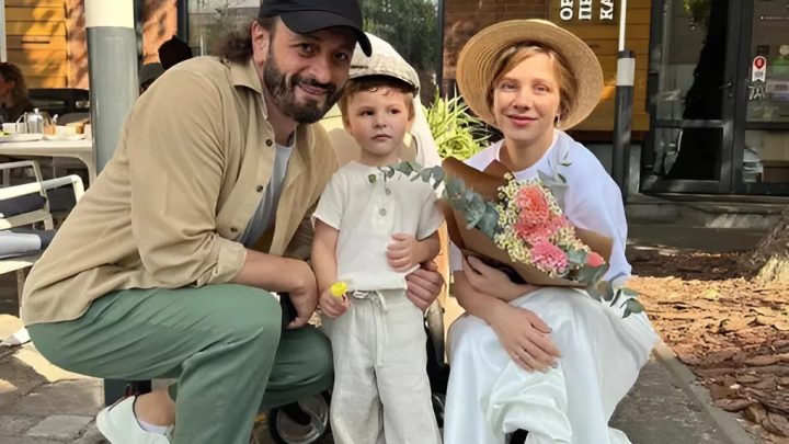 Решилась показать публике свою дочь