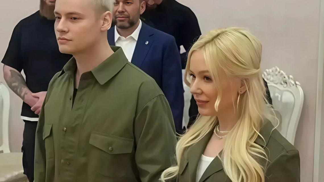 Певец расписался с исполнительным директором фонда помощи детям