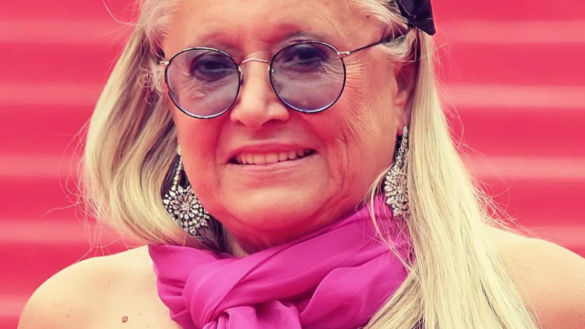 Бывшая манекенщица Михалкова до сих пор не может расстаться со своим любимым черным бантом…