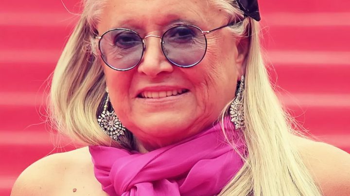 Бывшая манекенщица Михалкова до сих пор не может расстаться со своим любимым черным бантом…